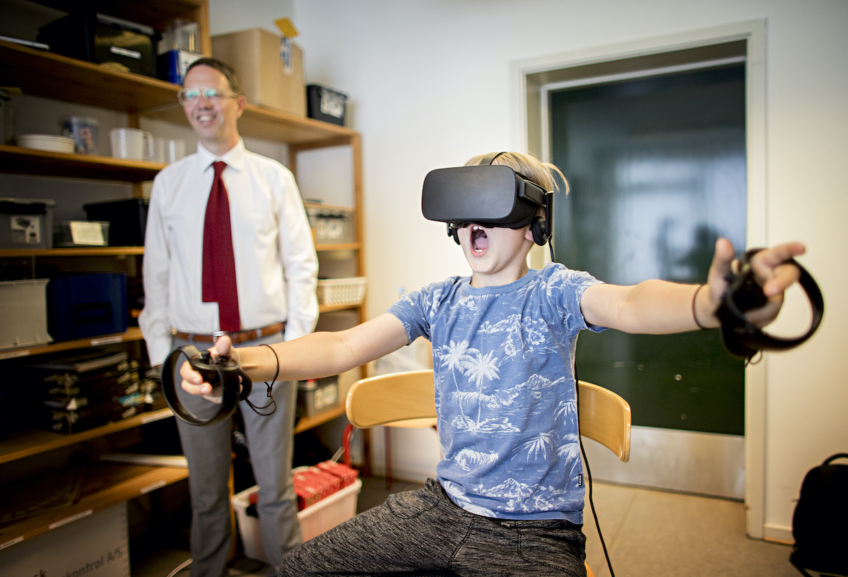 Barn med VR-briller